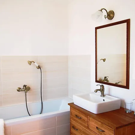 招待所 V Perine 特罗亚诺维采